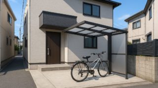 【福井県】サイクルポートの費用比較|業者でこんなに違う?リアルな体験談 福井県の戸建て外構に施工されたサイクルポートのイメージ