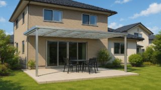 【ひたちなか市】テラス屋根の予算ライン|後悔しないための5つのチェック ひたちなか市の戸建て外構に施工されたテラス屋根のイメージ