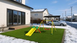 北広島市の戸建て外構に施工された人工芝のイメージ