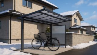 【甲府市】サイクルポート費用の違い|雨樋・排水で汚れを最小化 甲府市の戸建て外構に施工されたサイクルポートのイメージ