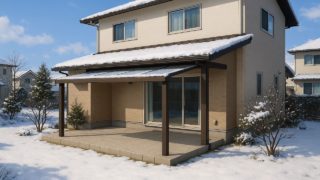 【盛岡市】テラス屋根の費用感|実際の利用者のリアルな体験談 盛岡市の戸建て外構に施工されたテラス屋根のイメージ