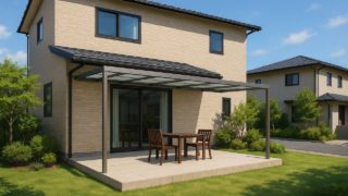 【名古屋市】テラス屋根の工事相場|やり直しを避けるための注意点 名古屋市の戸建て外構に施工されたテラス屋根のイメージ