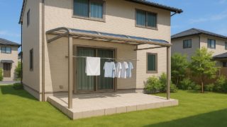【西尾市】テラス屋根の費用相場|雨の日でも快適に過ごせる工夫5つ 西尾市の戸建て外構に施工されたテラス屋根のイメージ